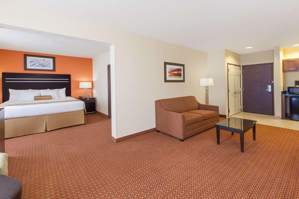 La Quinta Inn & Suites By Wyndham Tulsa Midtown Номер фото