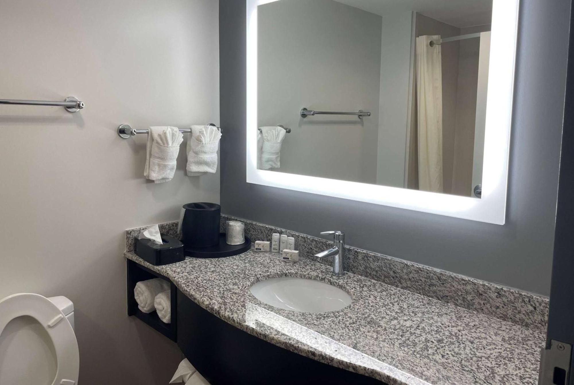La Quinta Inn & Suites By Wyndham Tulsa Midtown Экстерьер фото