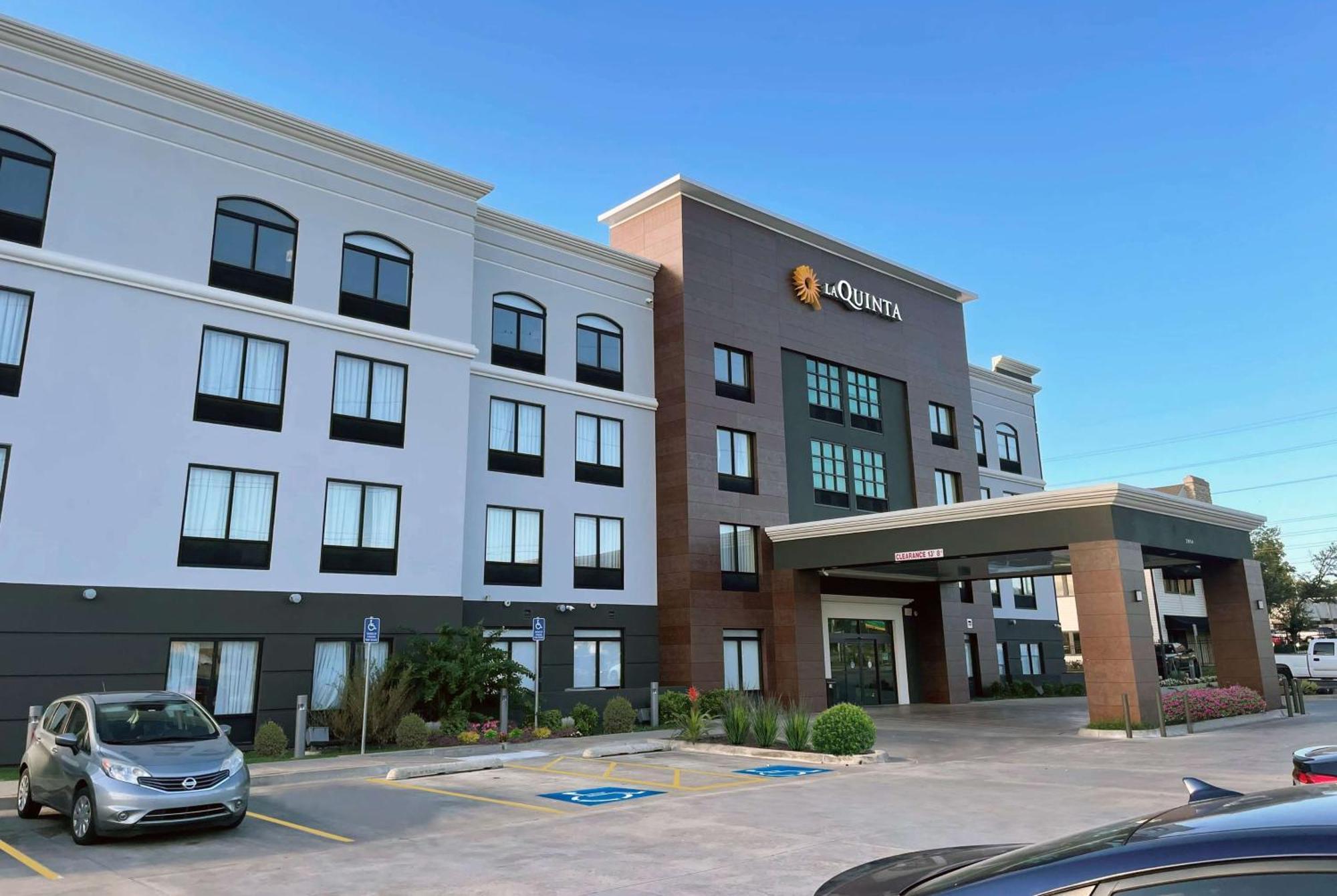 La Quinta Inn & Suites By Wyndham Tulsa Midtown Экстерьер фото