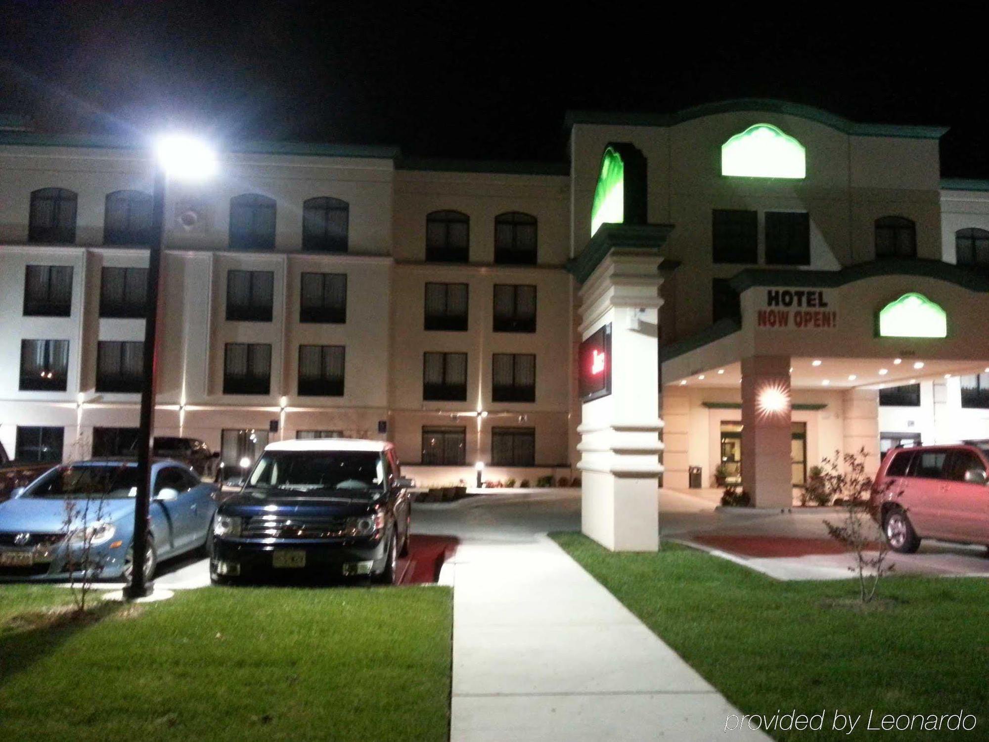 La Quinta Inn & Suites By Wyndham Tulsa Midtown Экстерьер фото