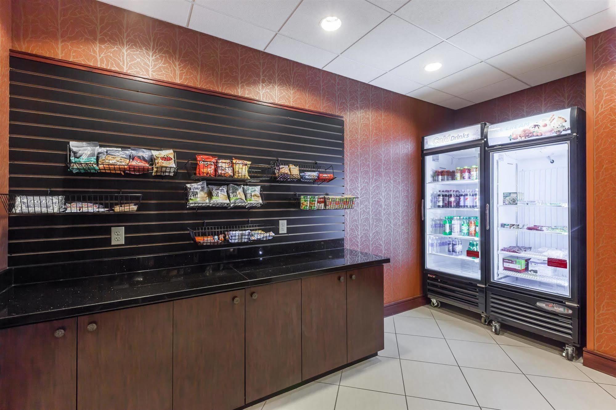 La Quinta Inn & Suites By Wyndham Tulsa Midtown Экстерьер фото